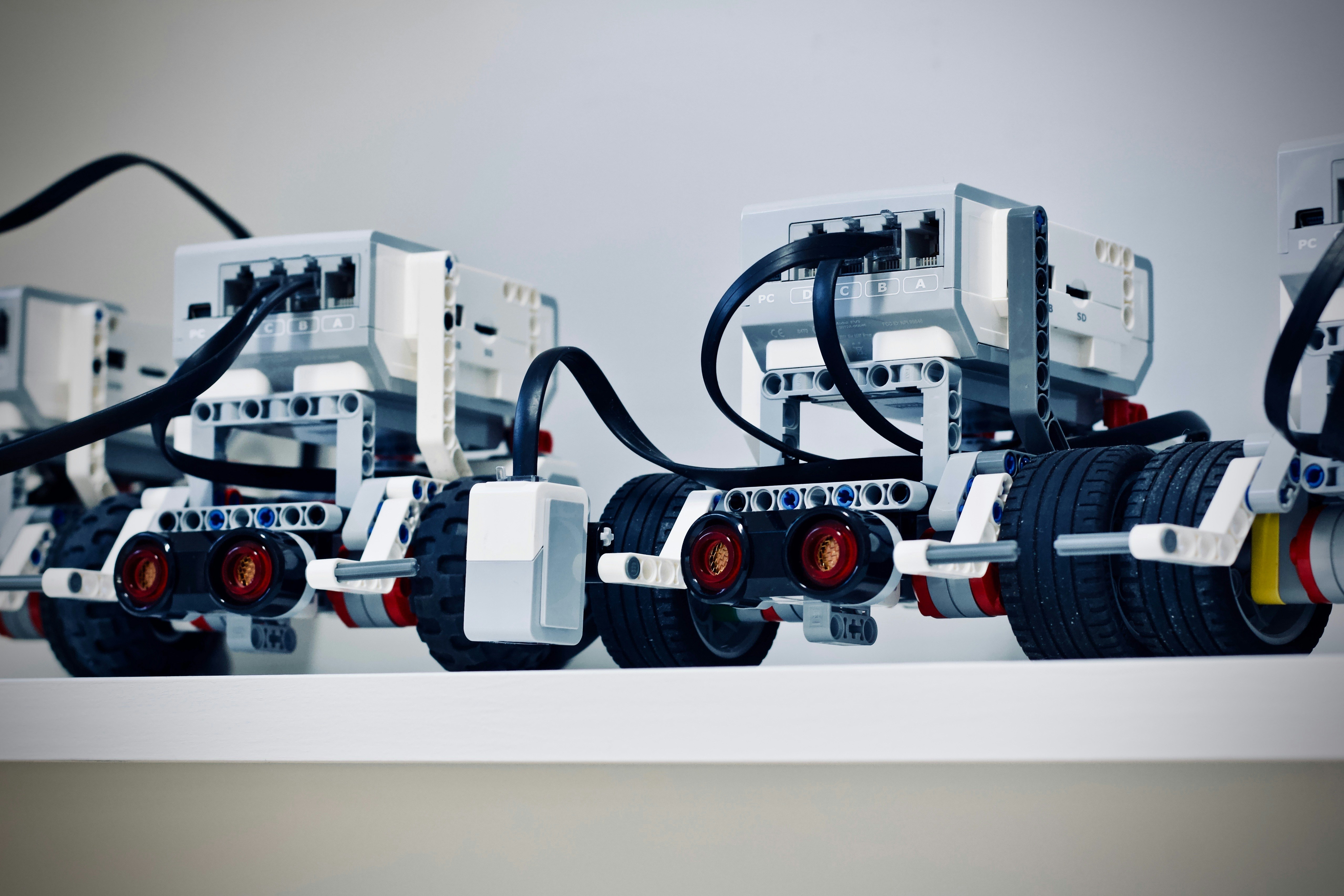 Students building robots at RoboGenz